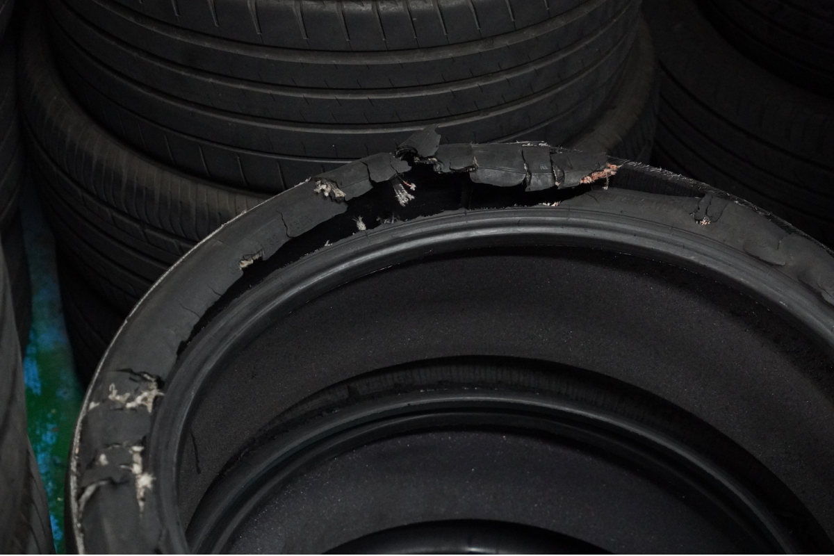 (因爆胎被更換下來的輪胎。圖片來源：Orange TPMS)
