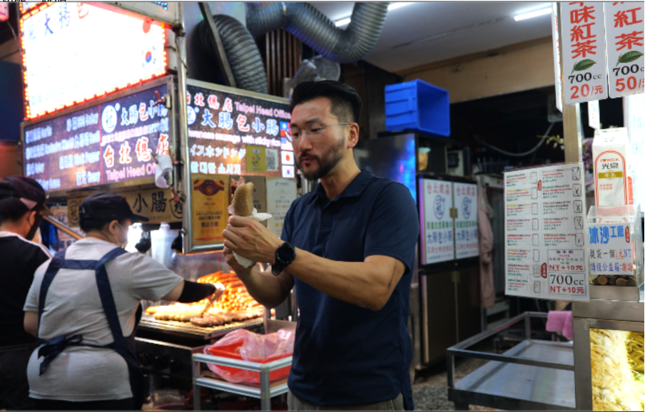 Klook韓國總經理走訪士林夜市 大讚夜市是認識台灣最好的起點。圖/臺北市市場處提供
