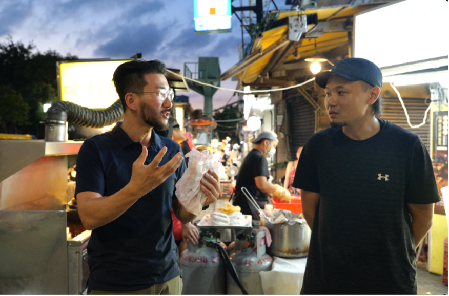 Klook韓國總經理走訪士林夜市 大讚夜市是認識台灣最好的起點。圖/臺北市市場處提供